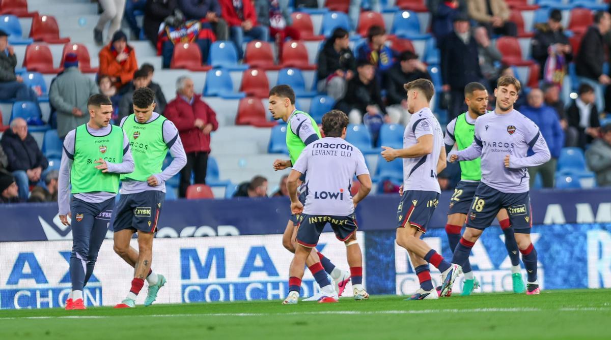 Los jugadores del Levante calientan antes del duelo contra el Atlético