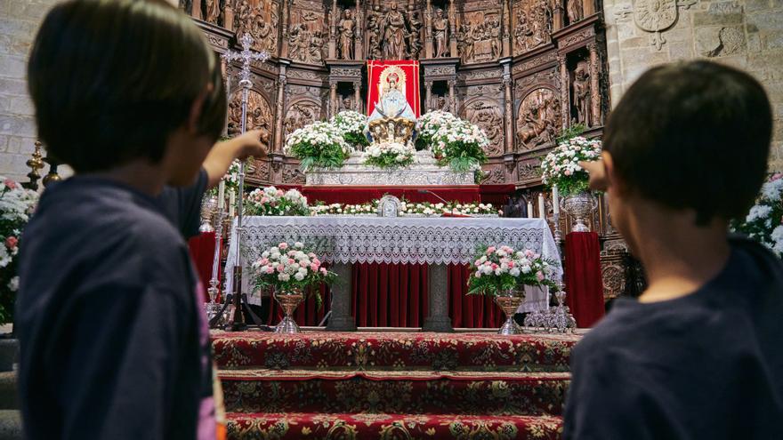 La patrona de Cáceres sigue recibiendo a los cacereños