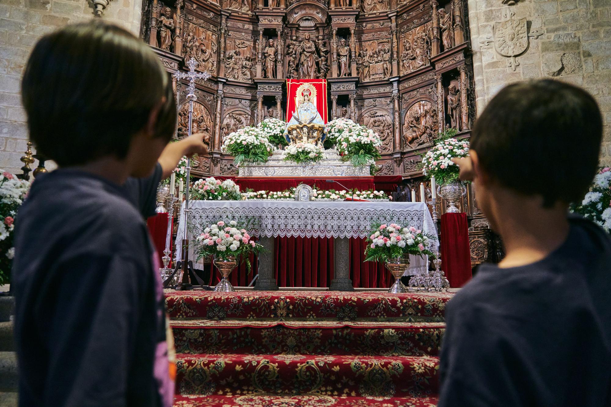 La patrona de Cáceres sigue recibiendo a los cacereños