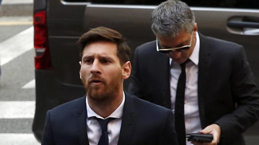 Messi y su padre, cuando acudieron al juicio.