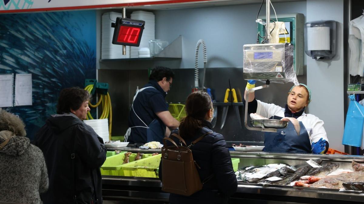 Actividad en el mercado de Teis en la mañana de este miércoles