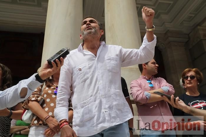 Cientos de personas protestan frente al Ayuntamiento de Cartagena por el pacto entre PP, PSOE y Cs