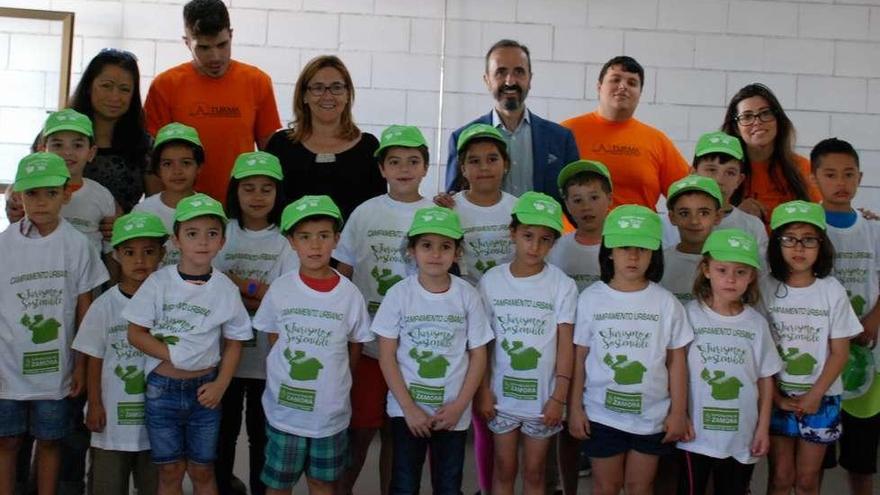 Foto del equipo de niños participantes en el campamento urbano.