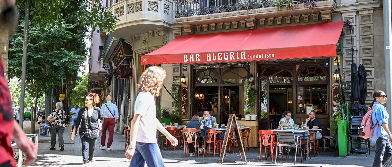 El Bar Alegría, en la calle Borrell con Gran Vía, es uno de los 'places to be' del barrio de Sant Antoni