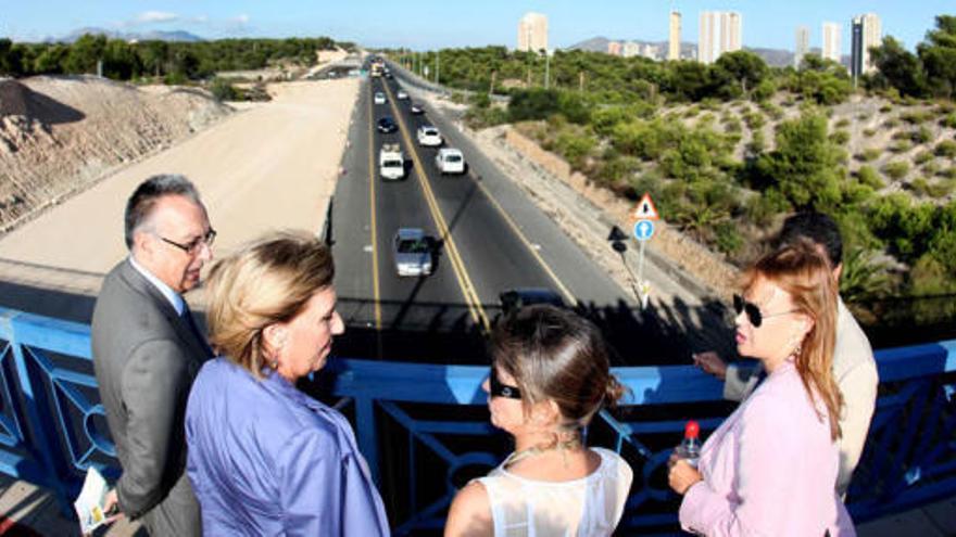 El alcalde de Benidorm, la subdelegada del Gobierno, la secretaria general de Infraestructuras y la ministra de Sanidad, ayer, supervisando el estado de las obras de la N-332.