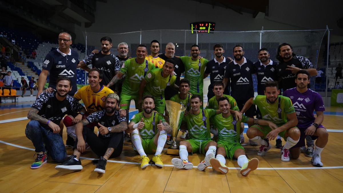 Los jugadores y cuerpo técnico del Palma Futsal posan con el trofeo L’Artista.