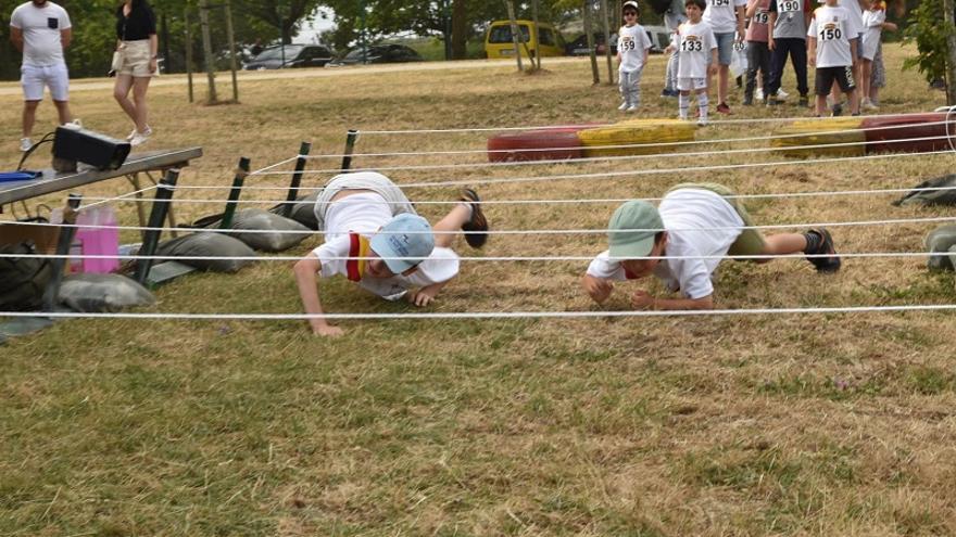 El Día de las Fuerzas Armadas, cosa de niños en el parque de Bens