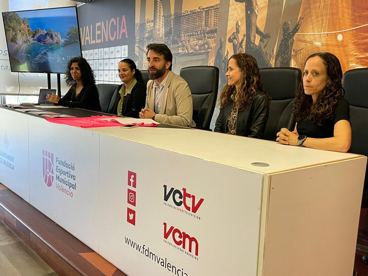 Un momento de la intervención de los participantes en la presentación de la Carrera d ela Mujer de Valencia 2023.