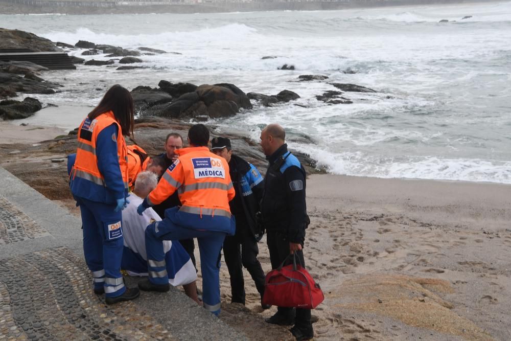 El 092 rescata a un bañista de 90 años en Riazor