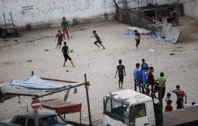 Niños palestinos juegan al fútbol en el campamento de Rafah en el sur de la Franja de Gaza.