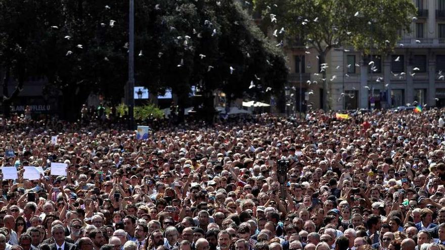 Multitudinaria concentración en la plaza de Cataluña para guardar un minuto de silencio en memoria de las víctimas. // Reuters