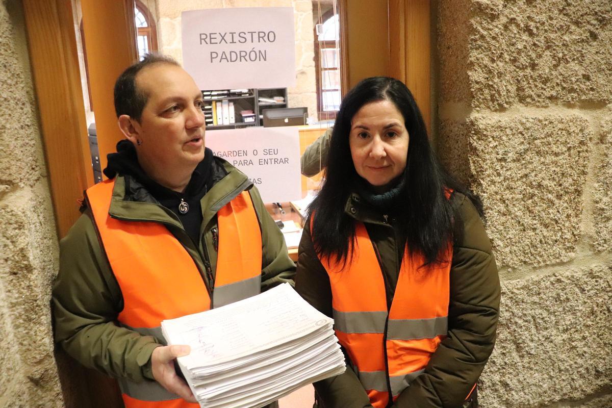 Dos integrantes de la plataforma, Víctor Gulías y Bety Feijoo, registraron las más de 8.500 firmas de apoyo a la causa.
