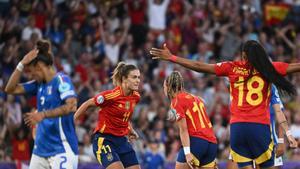Athenea celebrando junto a Alexia su gol ante Italia.