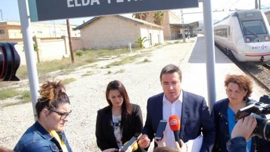 Los diputados socialistas y la secretaria comarcal en la estación de Elda.