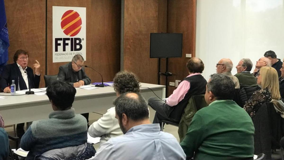 Miquel Bestard, en una pasada reuniÃ³n con los clubes en la sede de la FFIB.