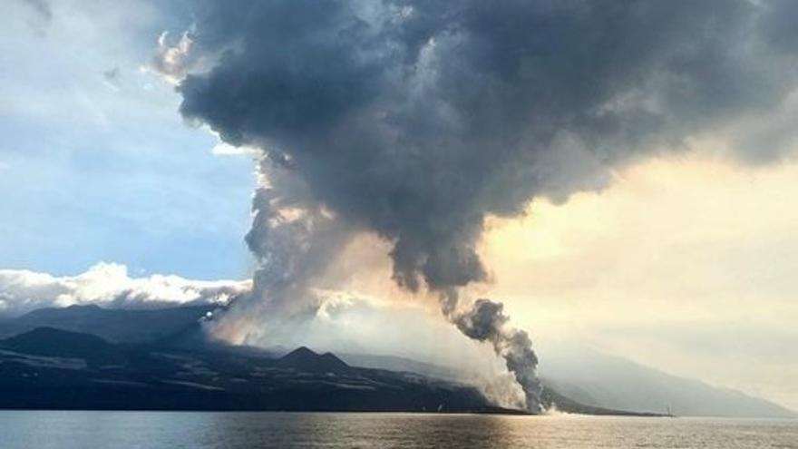 La lava hace crecer los deltas lávicos sin desbordes en La Palma