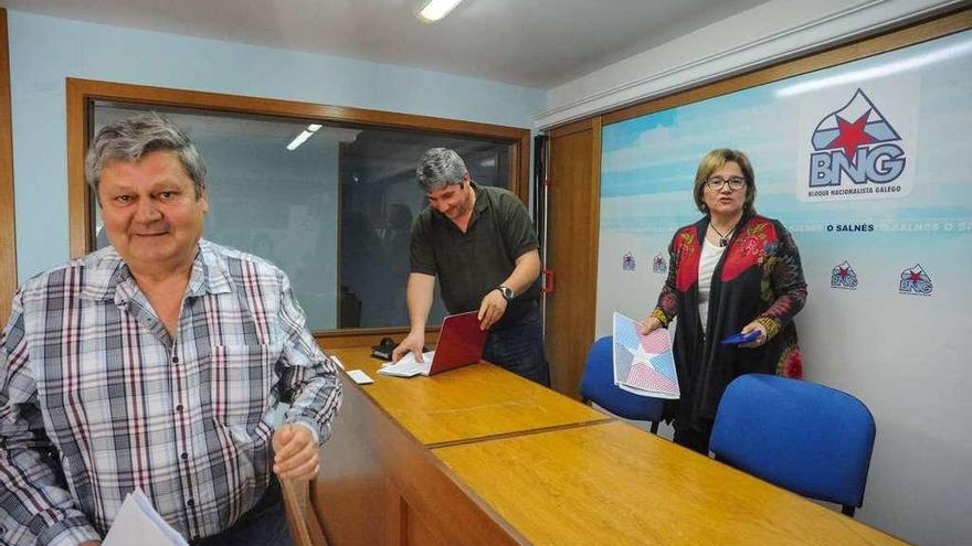 José Enrique García, Manuel Domínguez y Montserrat Prado ayer en Vilagarcía. // Iñaki Abella