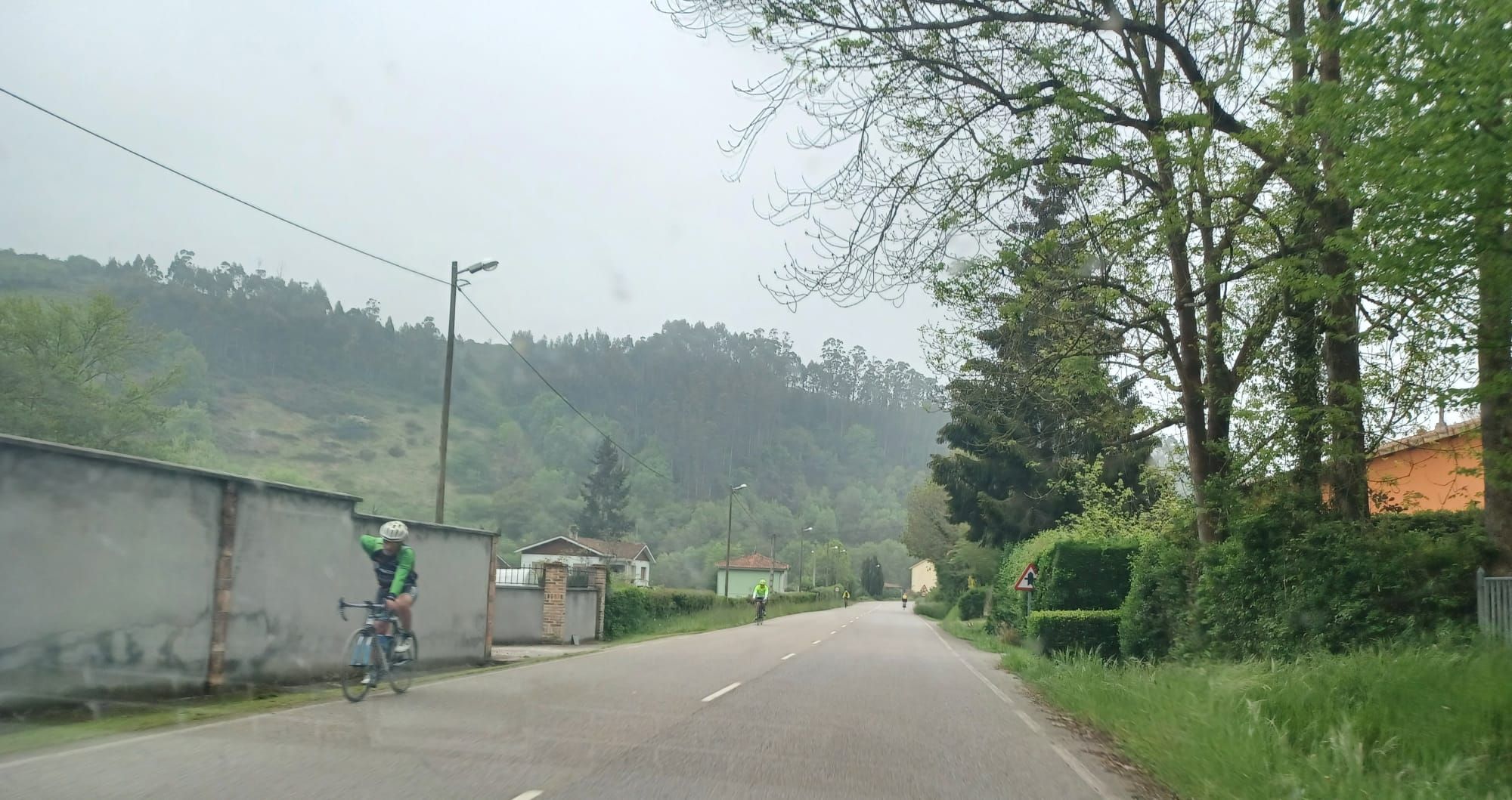 La "otra Vuelta" recorre Siero: lleno total de ciclistas en la carretera Carbonera a su paso por el municipio