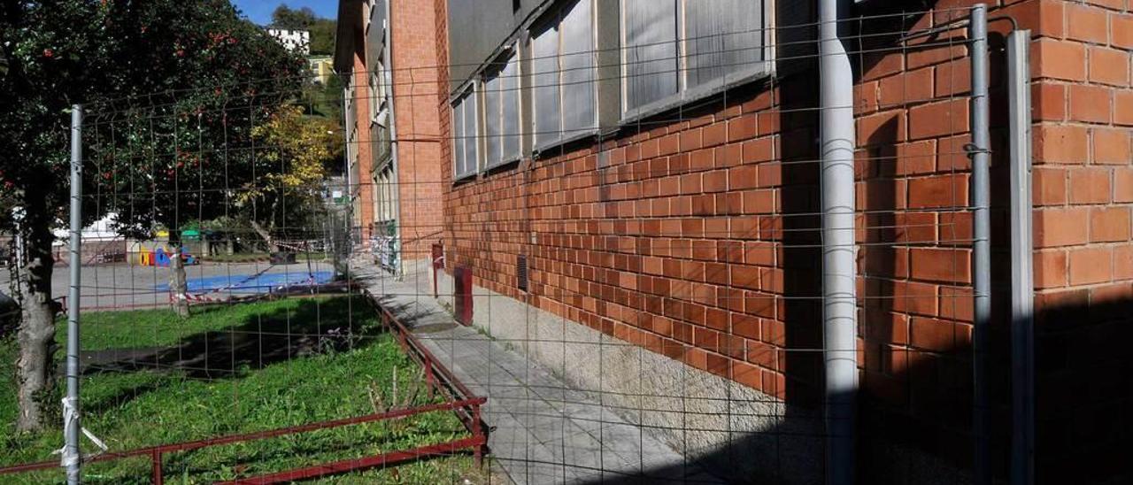 Las vallas instaladas en el patio principal del colegio público El Bosquín.