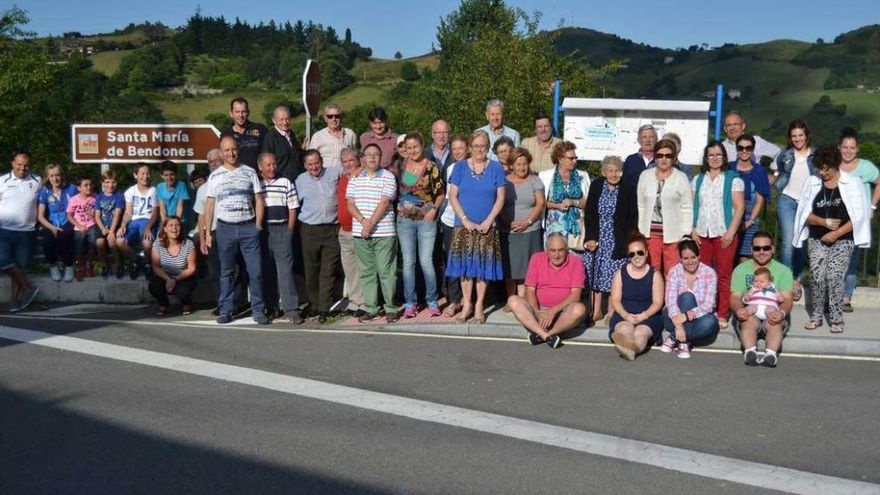 Un grupo de vecinos de Naves, ayer, en el cruce con Santa María de Bendones.