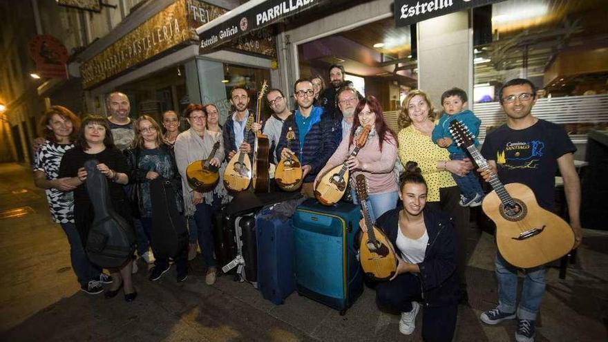 Miembros de la asociación Pórtico das Artes, ayer, con sus instrumentos.