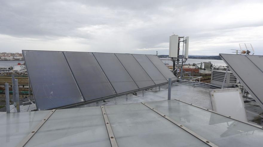 Paneles solares recién instalados en un edificio de viviendas de A Coruña.   | // IAGO LÓPEZ