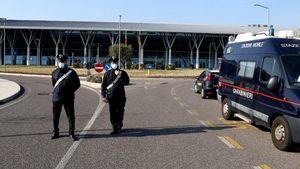 Padova (Italy), 22/02/2020.- Police on guard at the hospital of Schiavonia, near Padova, where tests for the coronavirus are performed on the population in Veneto region, northern Italy, 22 February 2020. A second person in Italy has died died after being infected with the coronavirus COVID-19. The death of a woman in the northern region of Lombardy follows that of a 78-year-old man who died on Friday 21 February. The new wave of cases in Italy’s northern regions have triggered shut-downs of shops, offices and community centres. (Italia) EFE/EPA/NICOLA FOSSELLA