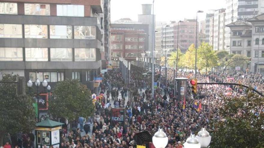 Los manifestantes, a su paso por Álvarez Garaya, tras arrancar conjuntamente en El Humedal.