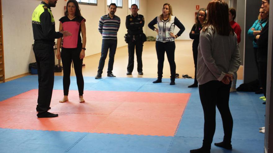 La Policía Local imparte clases de defensa personal  para mujeres de Almassora