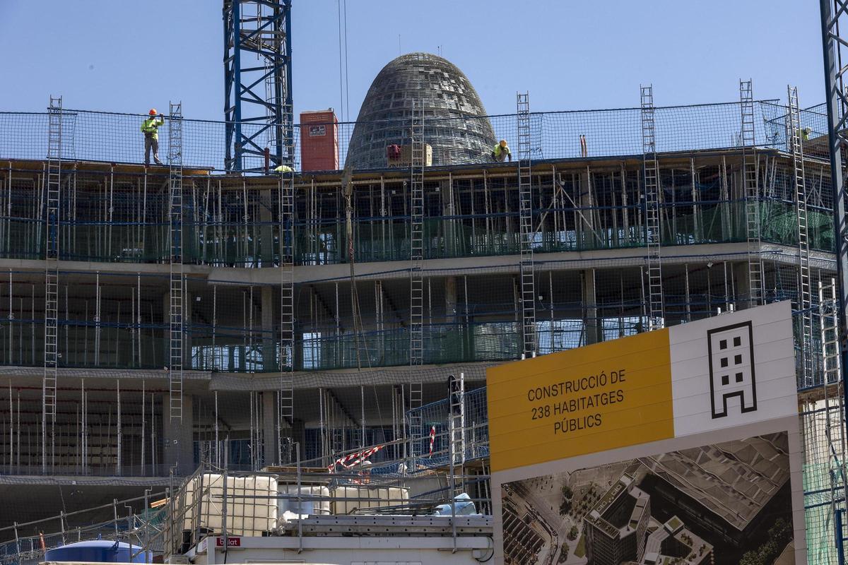 Construcción de una promoción de vivienda pública en Barcelona, en una imagen de archivo.
