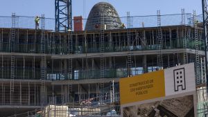 Construcción de una promoción de vivienda pública en Barcelona, en una imagen de archivo.