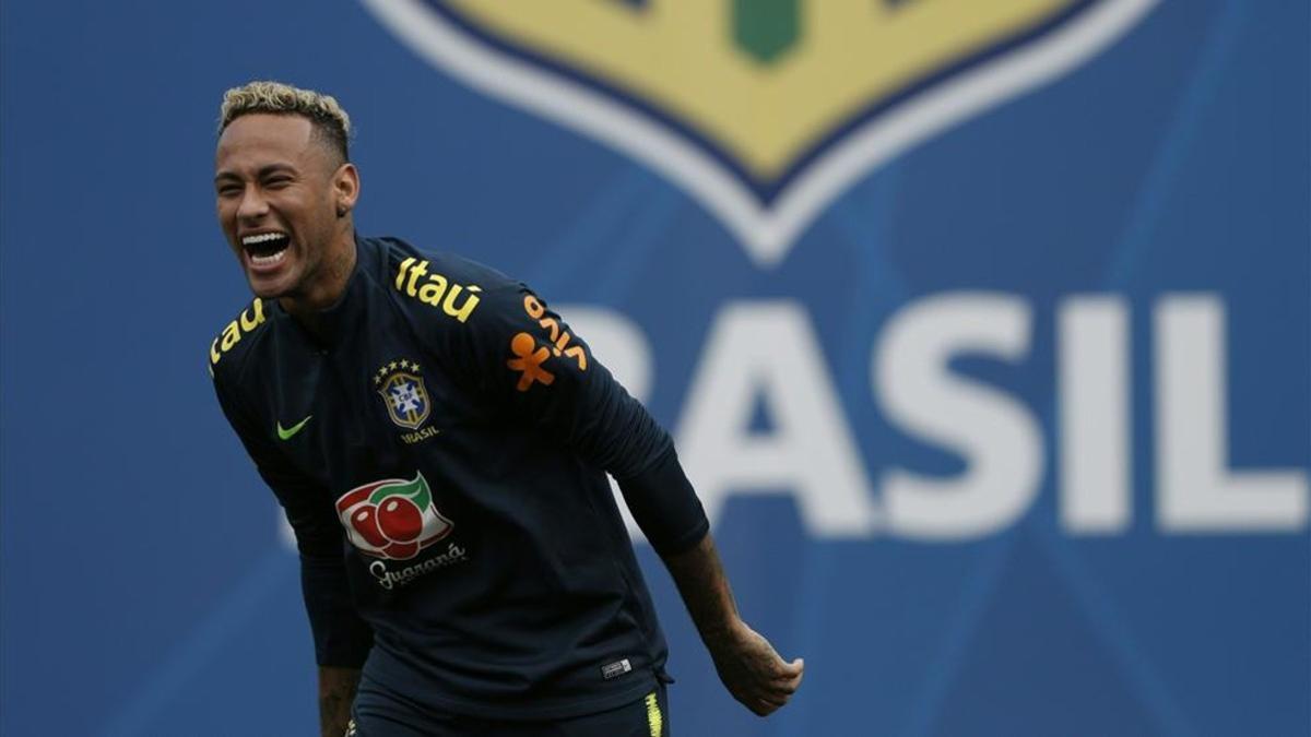 Neymar entrenó con normalidad, pero es una incógnita si tiene molestias
