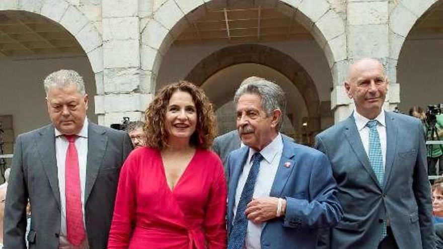 Revilla, junto a la ministra de Hacienda, María Jesús Montero, en el acto de toma de posesión como presidente de Cantabria.  // Efe