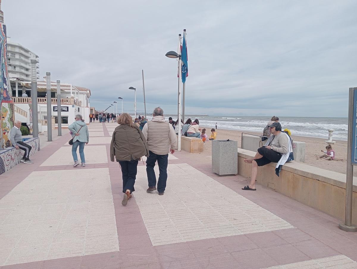 Turistas dusfrutan de la primera línea de la playa de Daimús este jueves