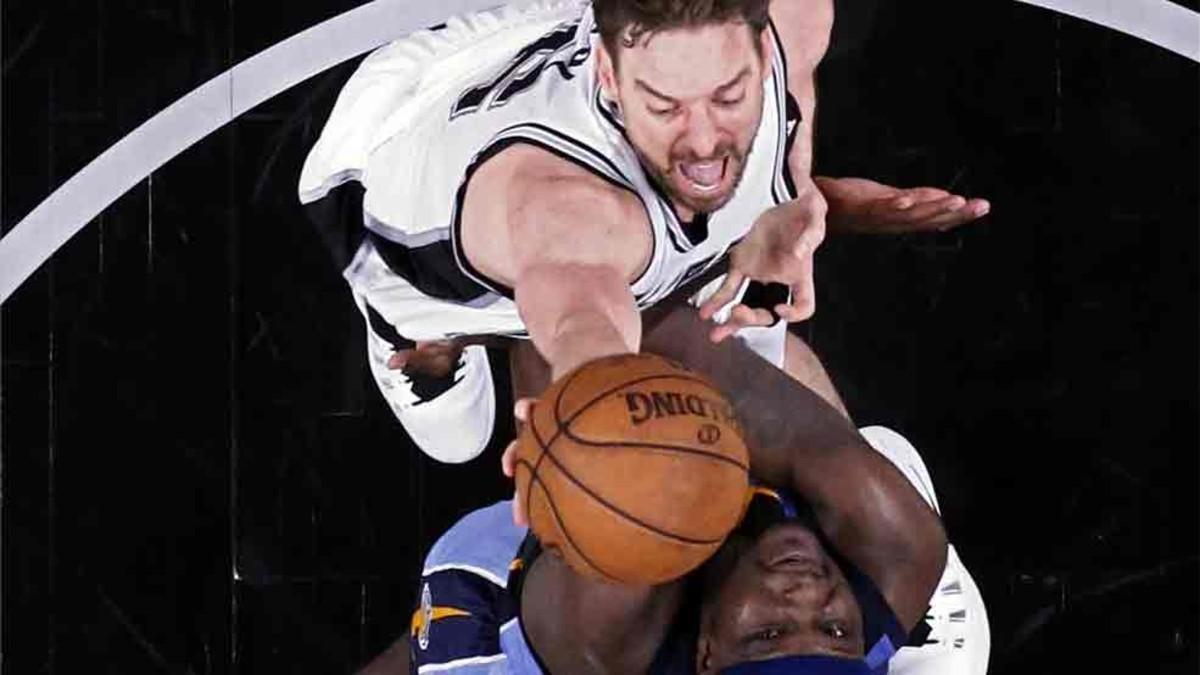 Pau Gasol ganó el segundo duelo con su hermano en la NBA