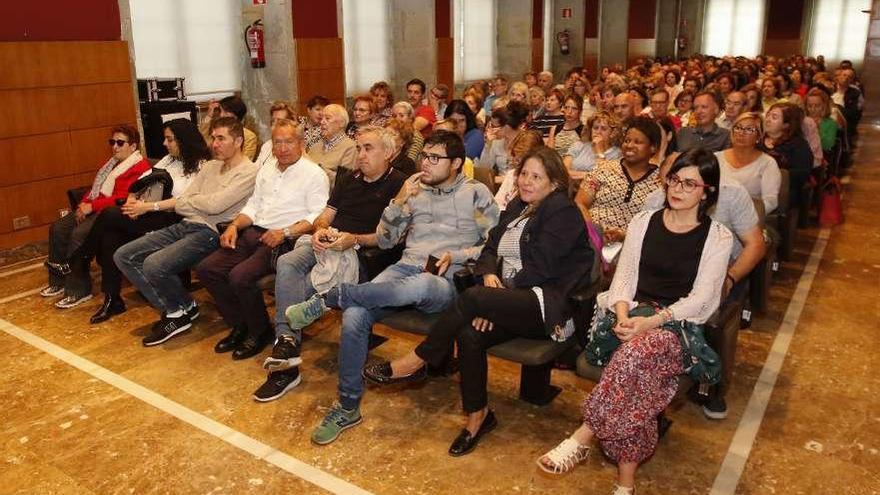 El público abarrotó la sala de conferencias del Auditorio Municipal del Areal. // Alba Villar