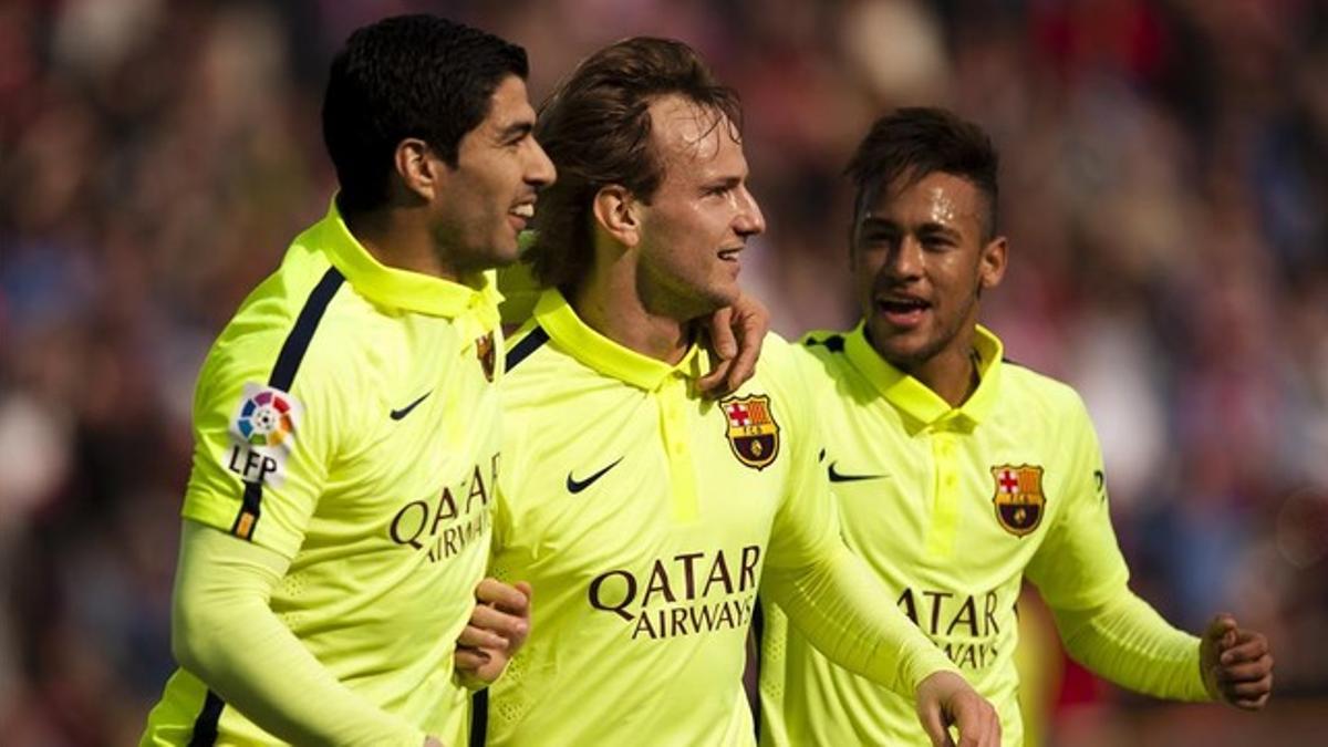 Ivan Rakitic, junto a Suárez y Neymar, celebra su gol al Granada en Liga