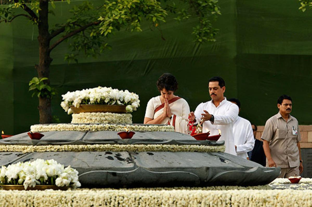 Sonia Gandhi, la política més poderosa de l’Índia i líder de la formació governamental Partit del Congrés, resa davant el monument al seu marit, Rajiv Gandhi, amb motiu del 21è aniversari del seu assassinat, a Nova Delhi.