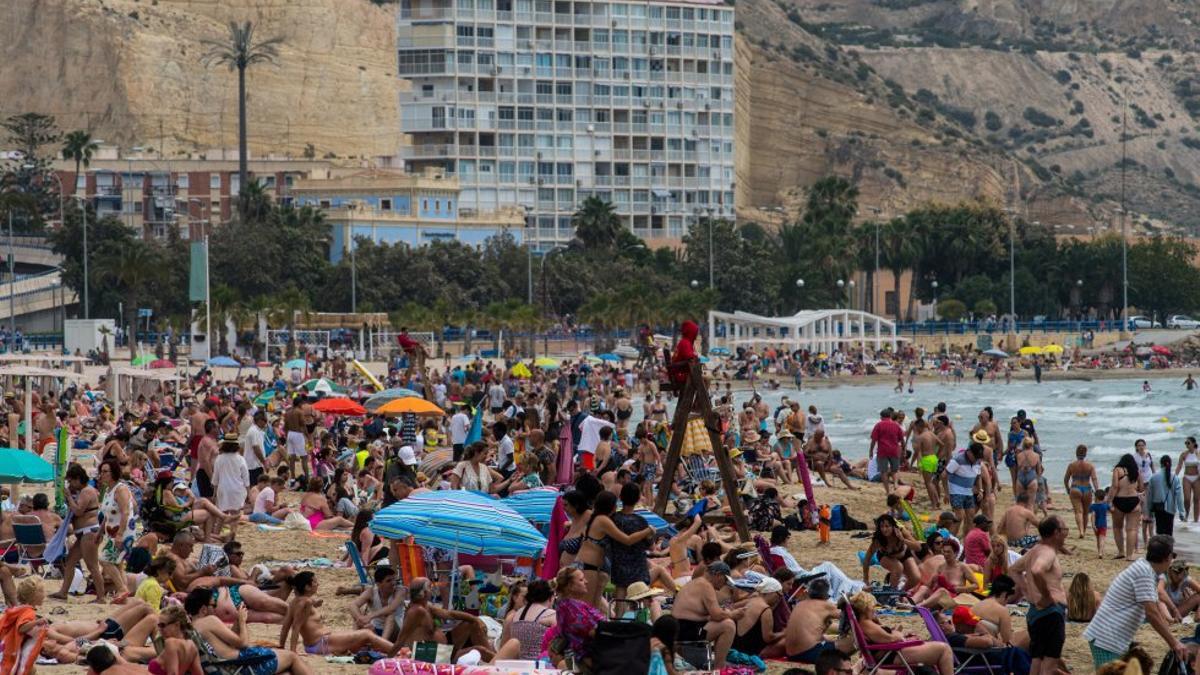 Playa de Alicante, atestada de bañistas