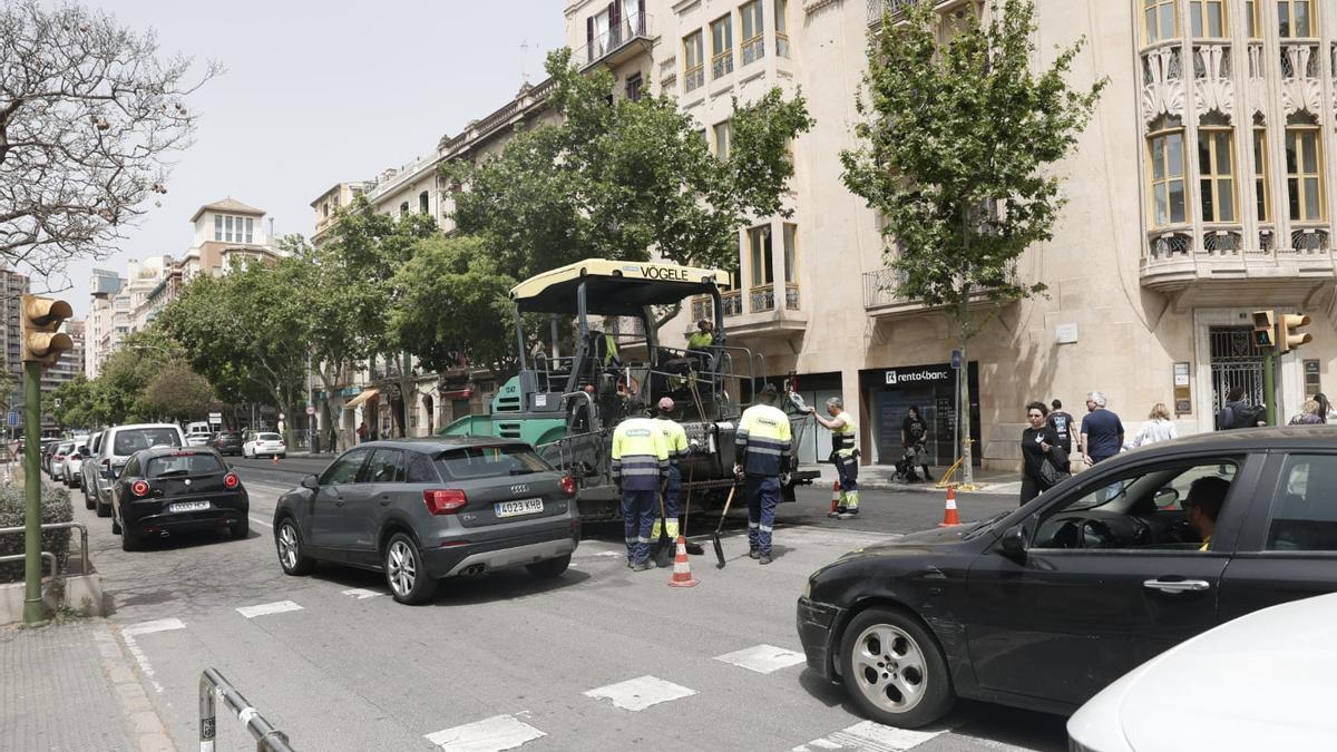 Atasco en las Avenidas de Palma por el reasfaltado