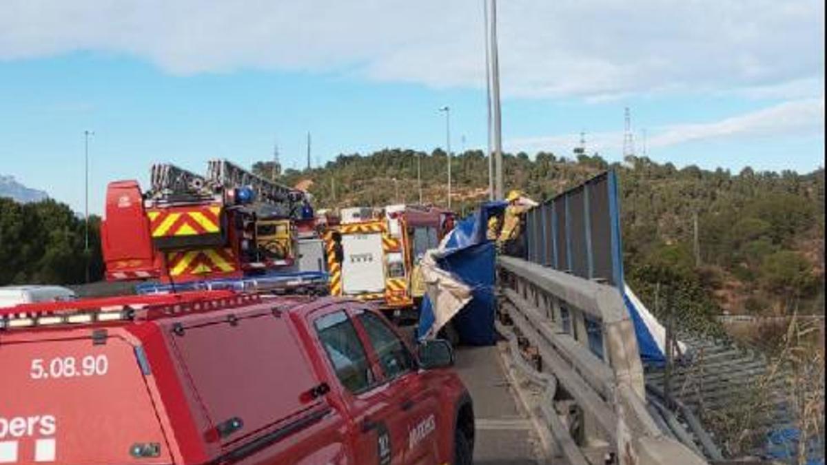 Retirada de la lona d'un camió a l'A-2