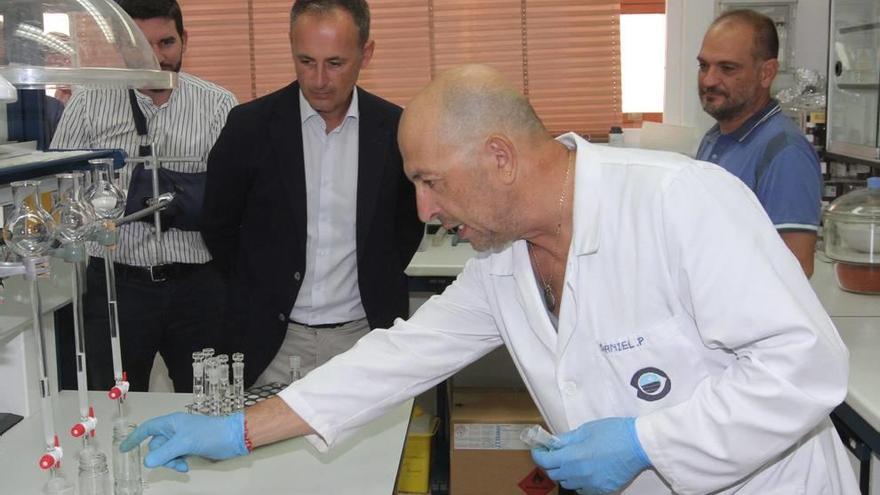 Javier Celdrán atiende a una explicación en uno de los laboratorios del Centro Oceanográfico durante su visita.