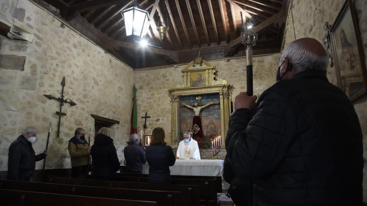 Misa del Cristo de Valderrey, oficiada por el capellán, José María Diego