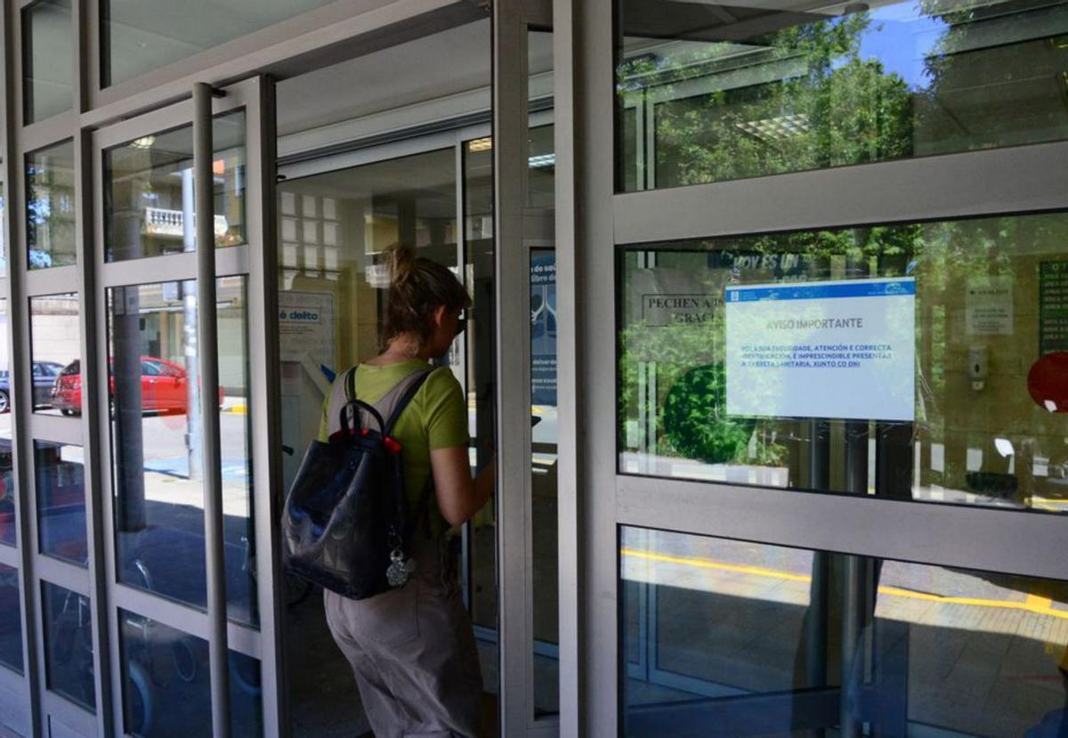 Cartel en el centro de salud avisando de llevar identificación. | | G.N.