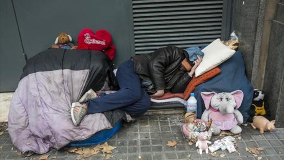 Un sintecho en el paseo de Sant Joan.