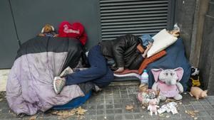 Un sintecho, en el paseo de Sant Joan de Barcelona.