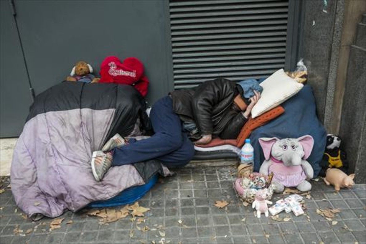 Un sintecho en el paseo de Sant Joan.