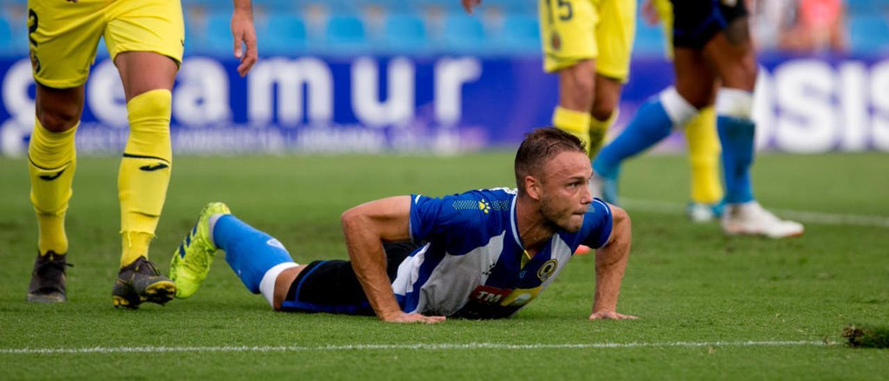 El central Pablo Íñiguez, durante el Hércules-Villarreal B disputado en el Rico Pérez en la segunda jornada de esta temporada 19-20.