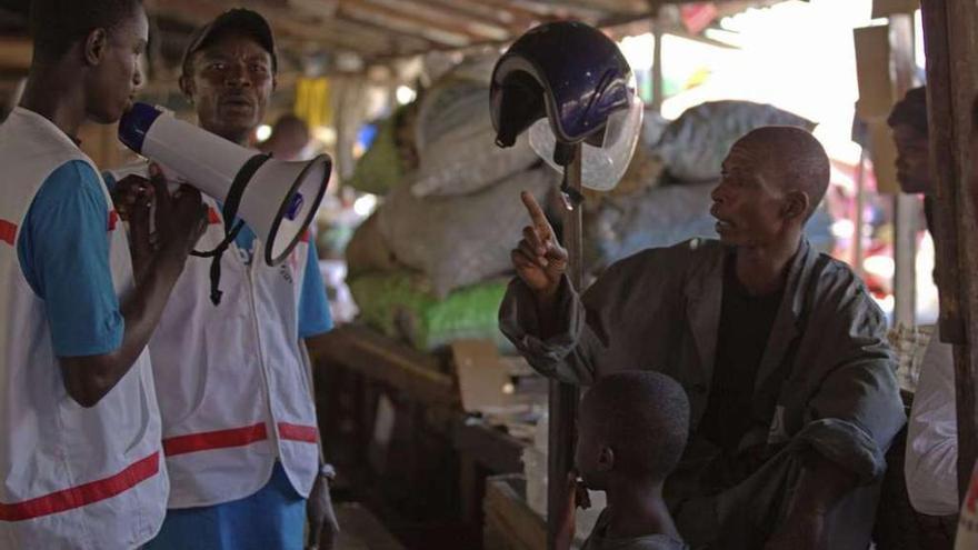 Sanitarios informan a la población sobre el virus del ébola en un pueblo de Guinea Conakry.