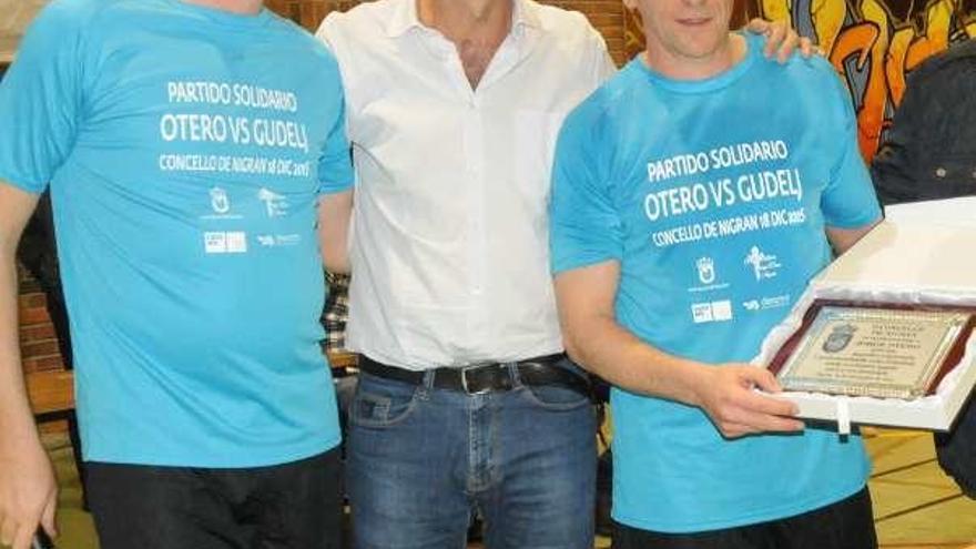 Jorge Otero, a la derecha, con el alcalde y el presidente de la peña que lleva su nombre, tras el partido solidario en Panxón en Navidad. // Eugenio Álvarez